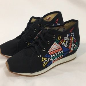 Womans canvas geometric embroidered cloth sneaker